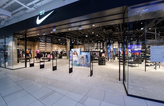 A unique shopping experience awaits the passengers of Istanbul Airport (IST). The Nike store sets in a location on the central square of this 55,000 square meter big shopping centre. The store design by Studio Königshausen is inspired by the lifestyle of modern sport and features transparant interactive screens that bring the facade to life. We developed this store dealing with the challenge of the restricted material usage behind customs where fire rating is an important factor.